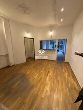 Retail in Paris for lease Interior Photo- Image 2 of 5