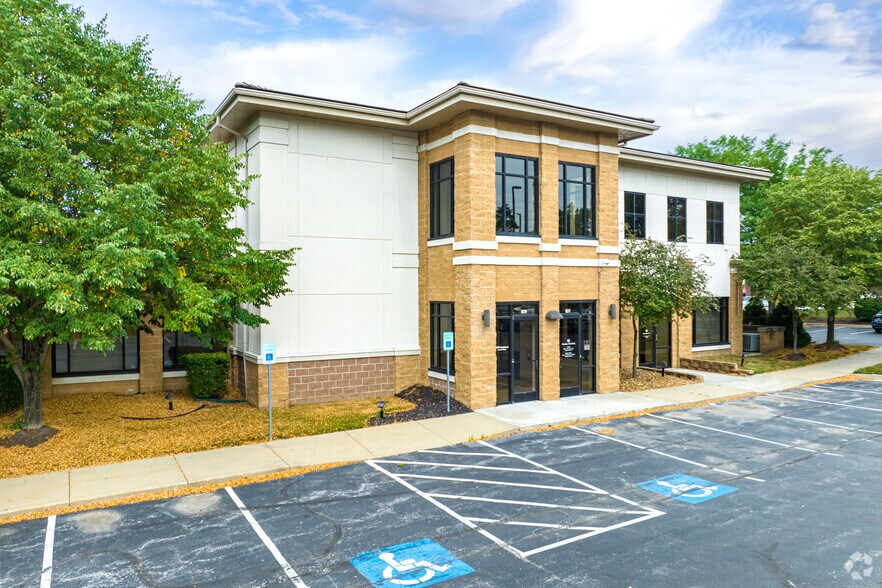 831 NE Woods Chapel Rd, Lee's Summit, MO à louer - Photo principale - Image 1 de 17