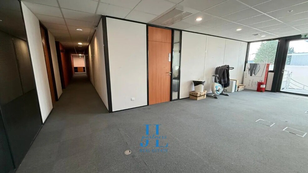 Bureau dans Gradignan à louer - Photo du bâtiment - Image 2 de 8