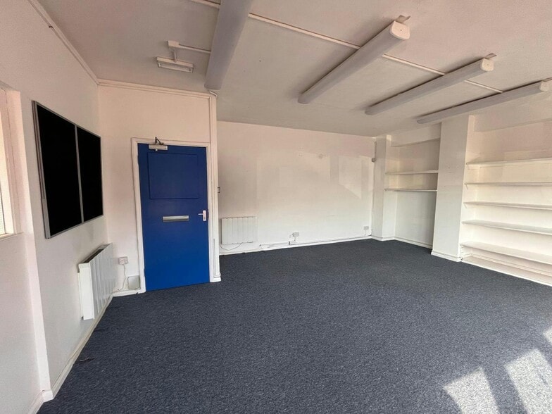 Edison Rd, Aylesbury for lease - Building Photo - Image 3 of 8