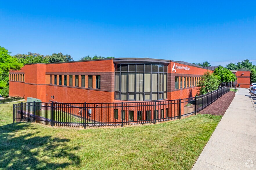 12210 Plum Orchard Dr, Silver Spring, MD à louer - Photo du bâtiment - Image 2 de 8