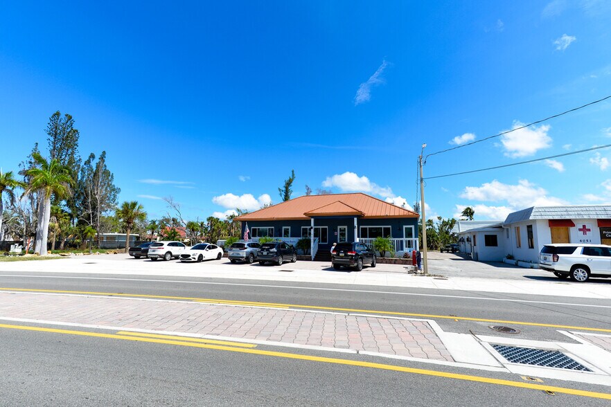 6035 Estero Blvd, Fort Myers, FL à louer - Photo du bâtiment - Image 2 de 5