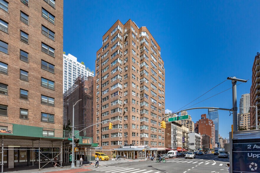 233 E 70th St, New York, NY à louer - Photo du bâtiment - Image 2 de 4