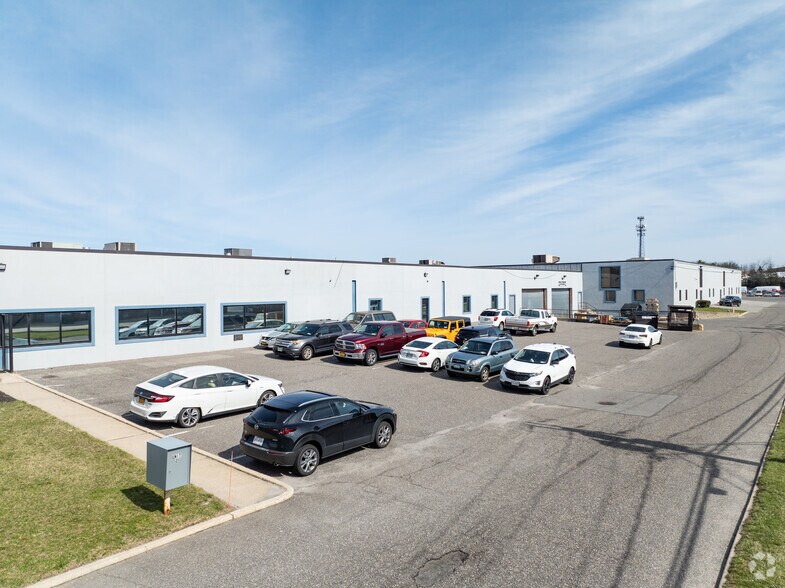 95 Horseblock Rd, Yaphank, NY à louer - Photo du bâtiment - Image 3 de 5