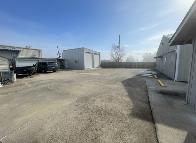 4953 Big Lake, Lake Charles, LA à vendre - Photo du bâtiment - Image 3 de 35