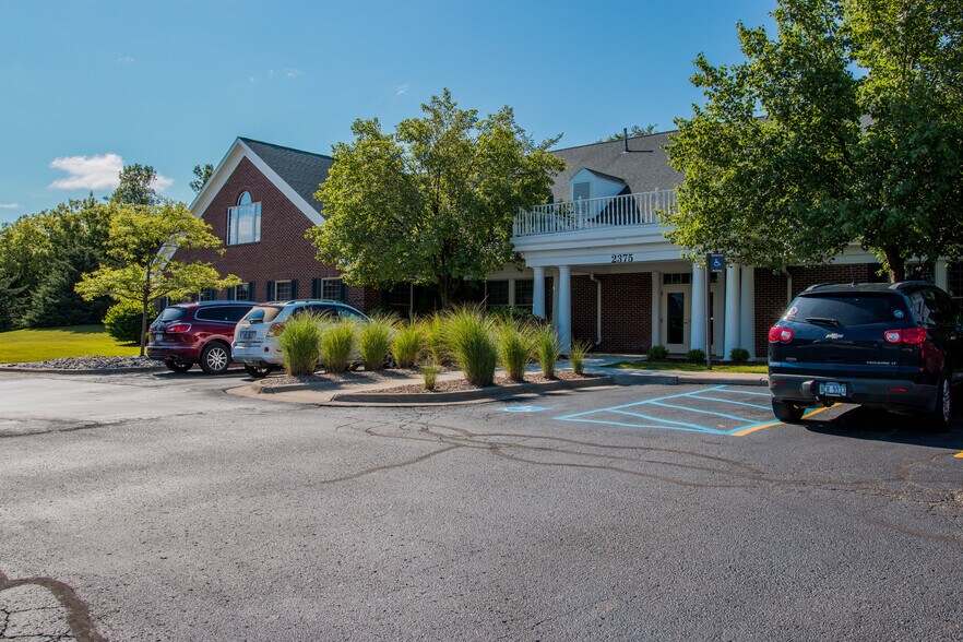 2375 Woodlake Dr, Okemos, MI à louer - Photo du bâtiment - Image 2 de 3
