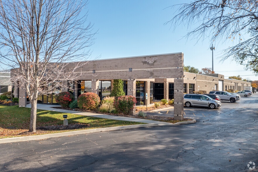 837 Oakton St, Elk Grove Village, IL à louer - Photo principale - Image 1 de 7