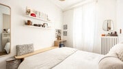 Une chambre moderne et lumineuse, idéale pour se détendre.