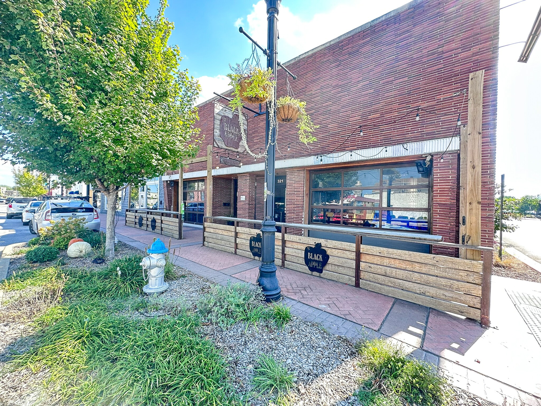 321-323 E Emma Ave, Springdale, AR for sale Primary Photo- Image 1 of 12