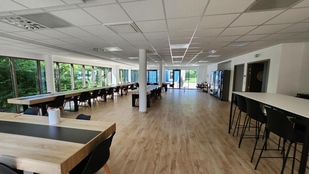 Office in Croissy-Beaubourg for lease - Interior Photo - Image 2 of 6