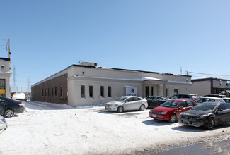 Plus de détails pour 11 Kelfield St, Toronto, ON - Industriel à vendre