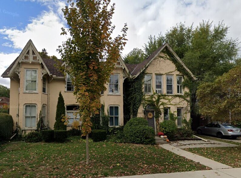 34 Oak St, Cambridge, ON à vendre - Photo principale - Image 1 de 1