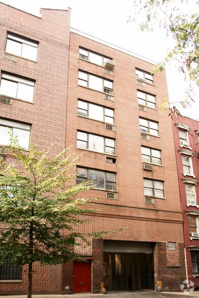 452 W 45th St, New York, NY for lease - Primary Photo - Image 1 of 2