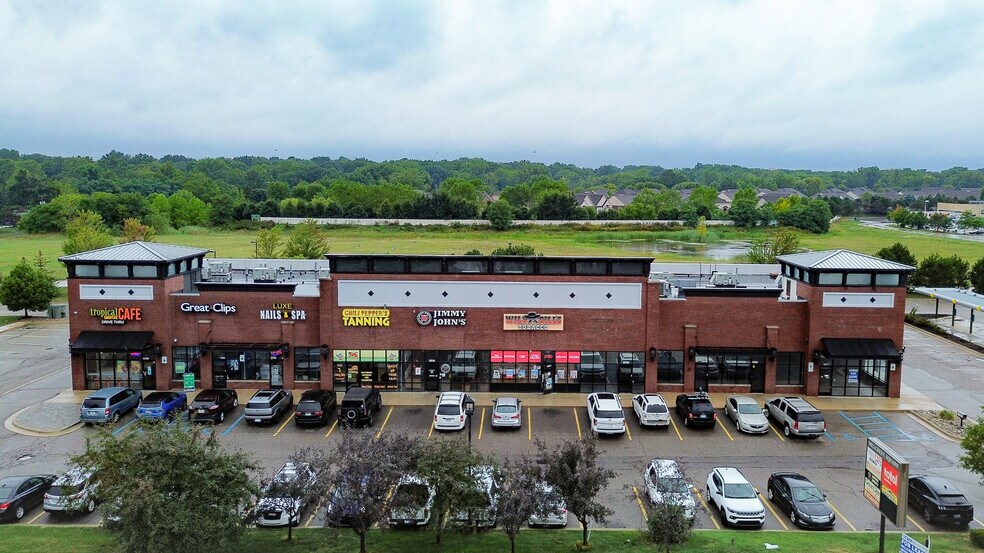 40027-40117 Groesbeck Hwy, Clinton Township, MI à louer - Photo du bâtiment - Image 2 de 4