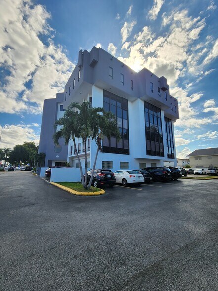 4160 W 16th Ave, Hialeah, FL à louer - Photo du bâtiment - Image 3 de 10