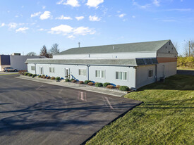 Modernized 7,000 SF Flex Industrial Building - Entrepôt