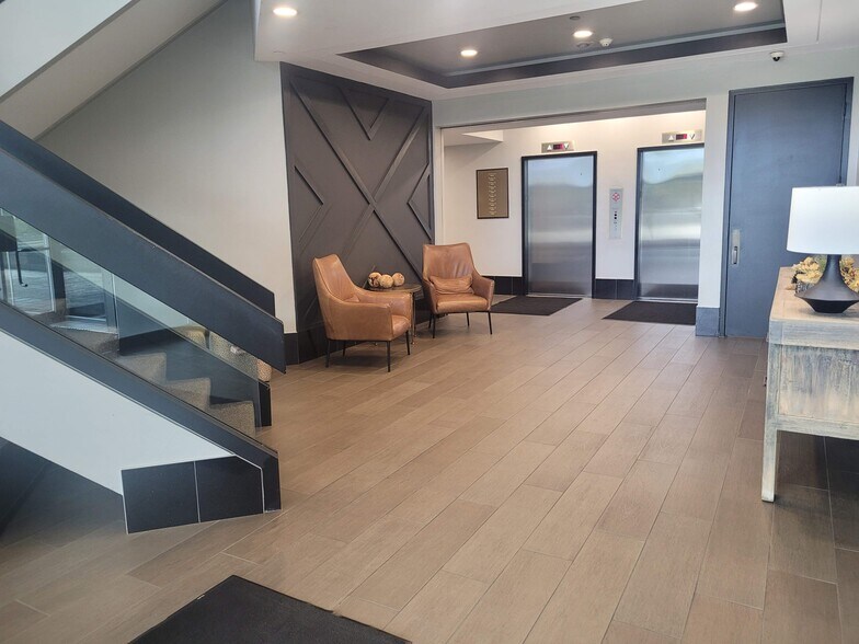 100 W Old Wilson Bridge Rd, Worthington, OH à louer - Photo du bâtiment - Image 3 de 10