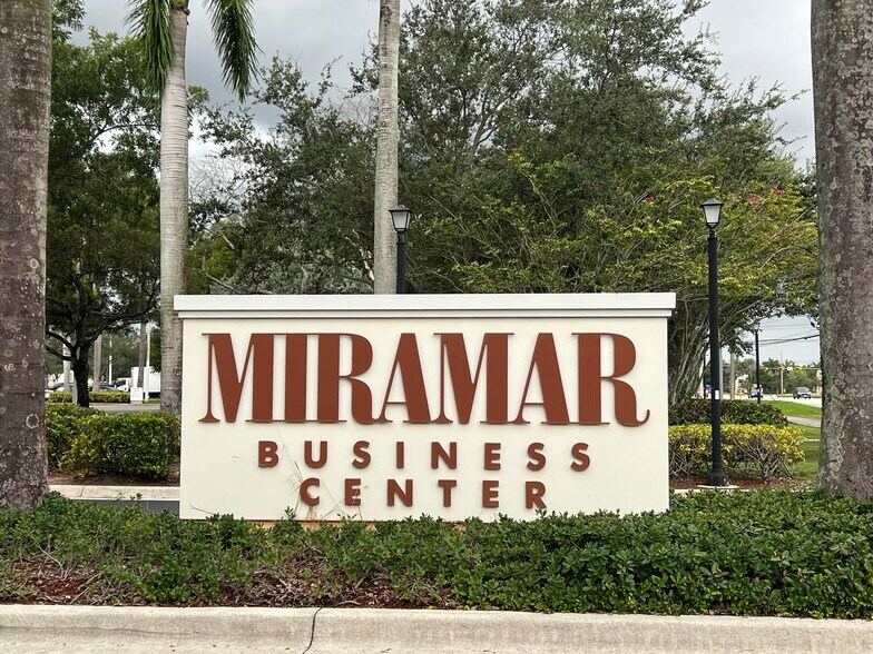 11650 Miramar Pky, Miramar, FL à louer - Photo du bâtiment - Image 2 de 11