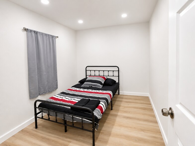 210 S Raitt St, Santa Ana, CA à vendre - Photo du bâtiment - Image 2 de 13