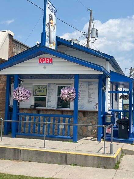 514 Louisa St, Crivitz, WI à vendre - Photo du bâtiment - Image 2 de 10