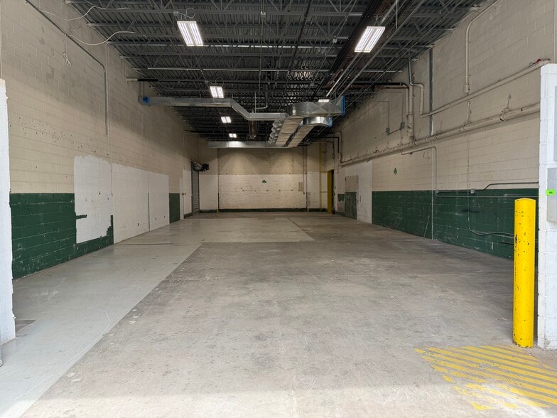 19-06 42nd St, Astoria, NY for lease - Building Photo - Image 2 of 2