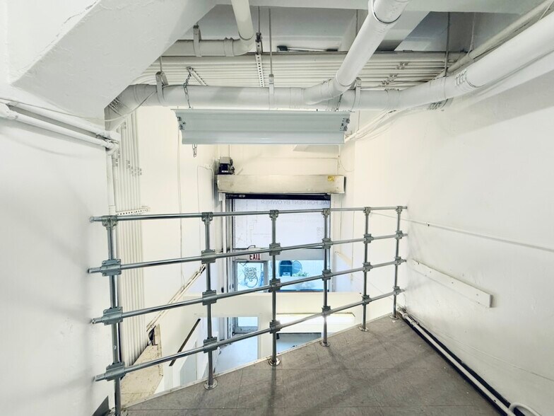 348 W 36th St, New York, NY à louer - Photo du bâtiment - Image 3 de 17