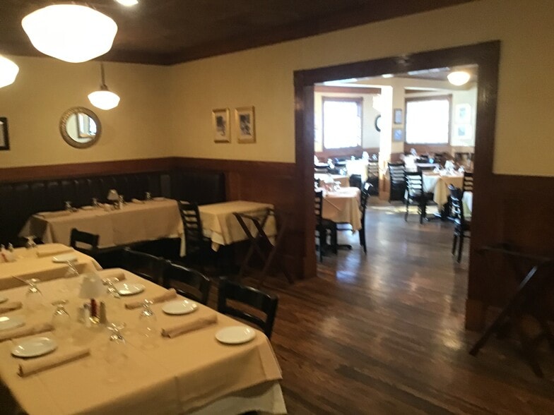 1995 Richmond Rd, Williamsburg, VA for sale - Interior Photo - Image 3 of 12