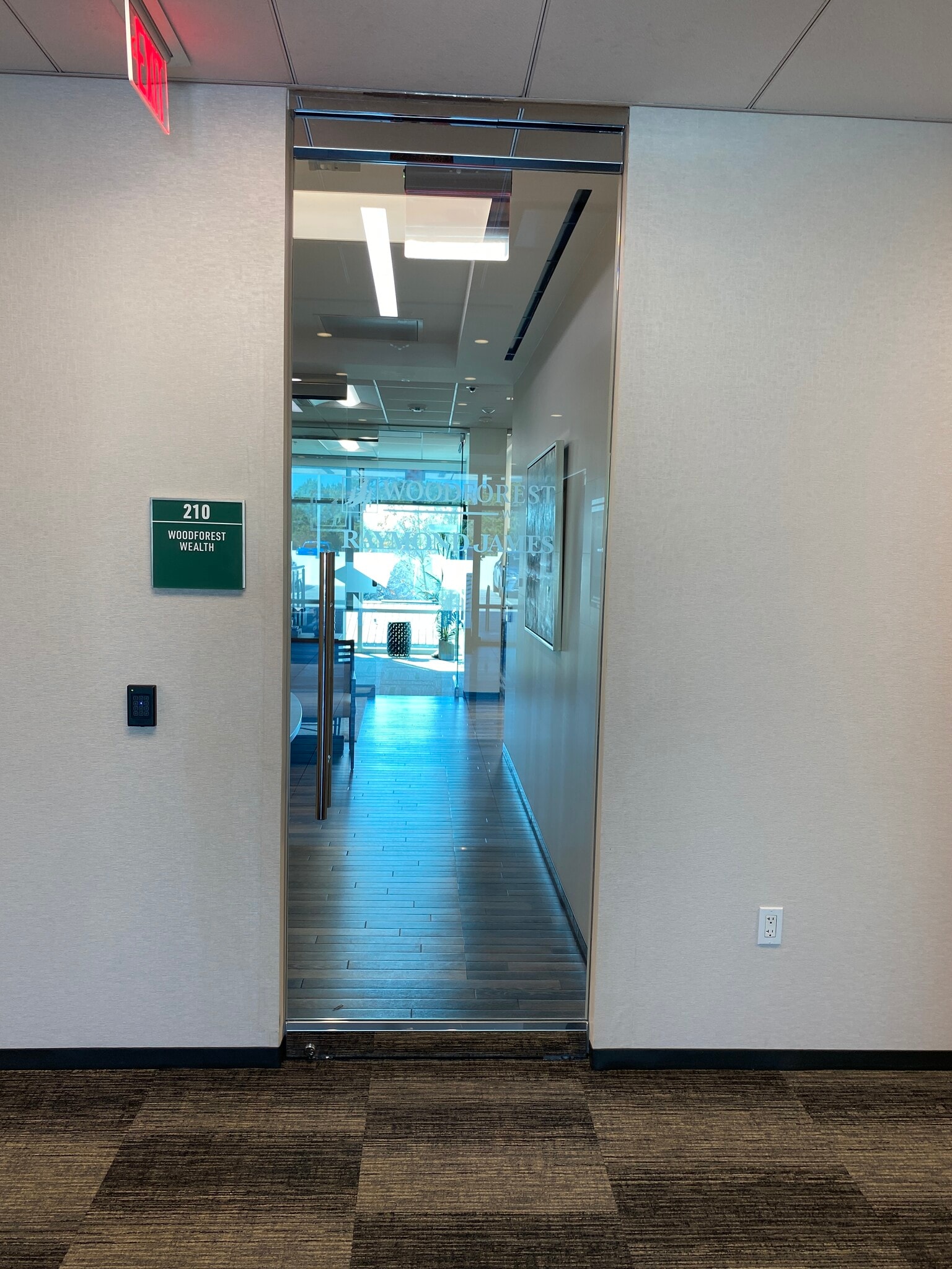 400 W Davis St, Conroe, TX for lease Interior Photo- Image 1 of 7