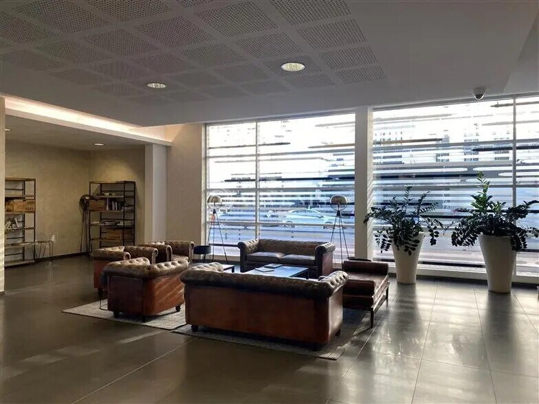 Bureau dans Ivry-sur-Seine à louer - Photo du bâtiment - Image 2 de 9