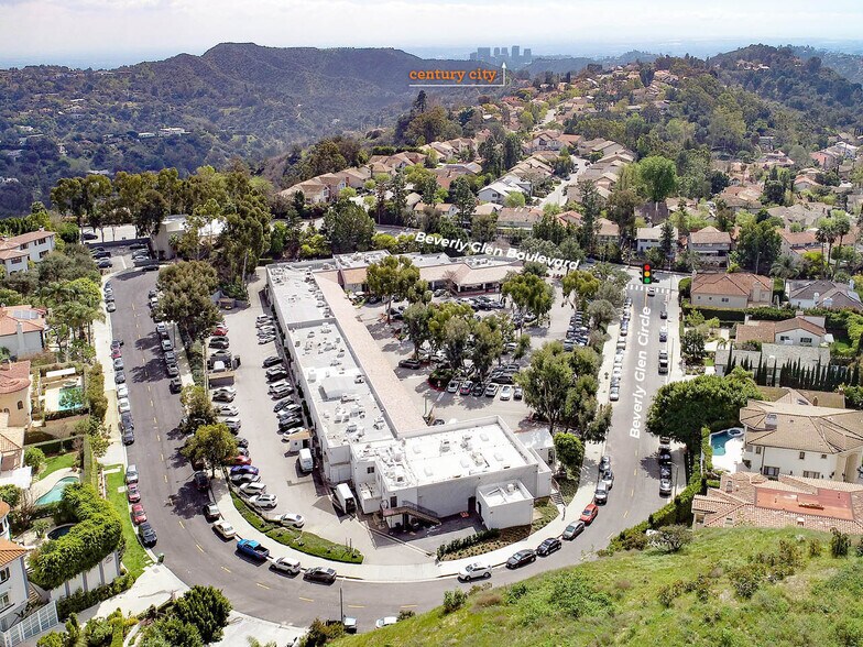 2920-2964 N Beverly Glen Cir, Los Angeles, CA à louer - Photo du bâtiment - Image 2 de 7