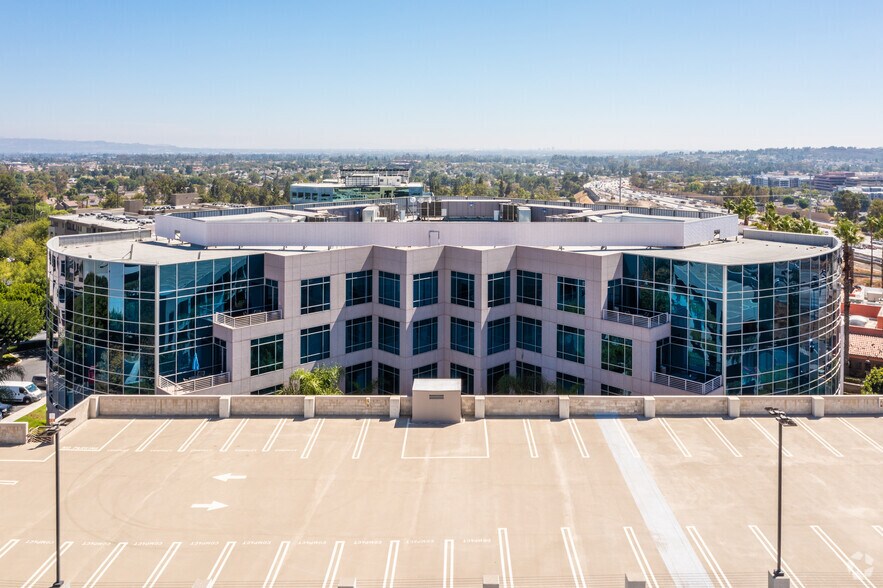 6 Pointe Dr, Brea, CA à louer - Photo du bâtiment - Image 3 de 3