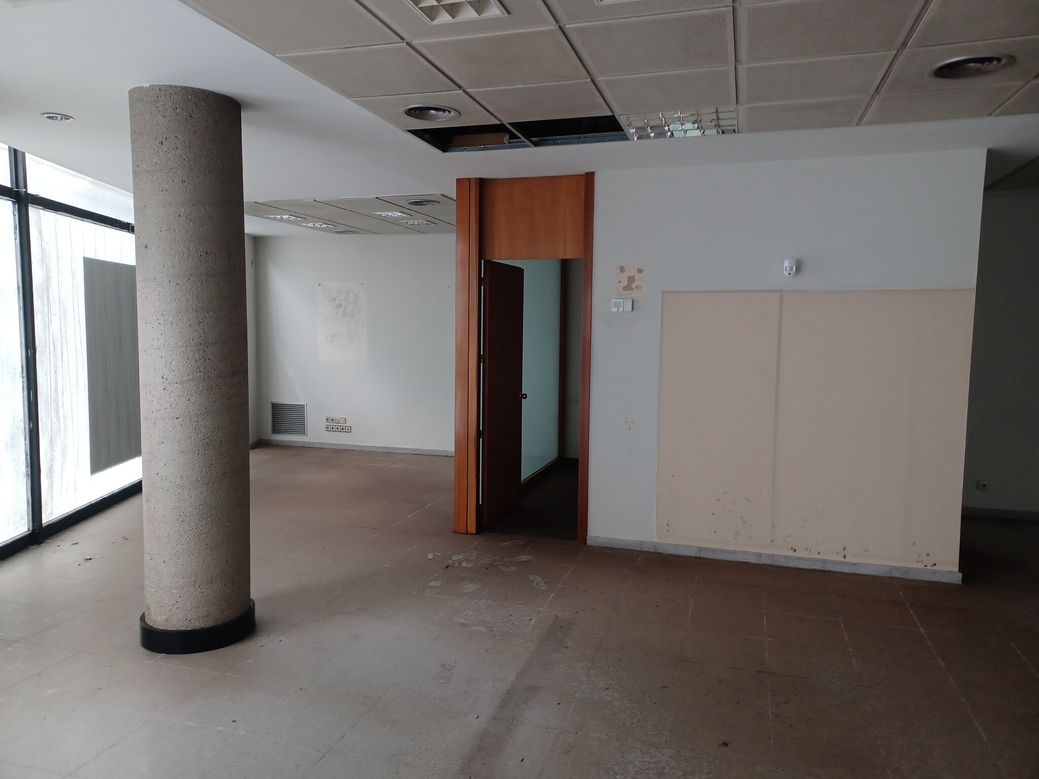 Retail in Terrassa, Barcelona for lease Interior Photo- Image 1 of 3