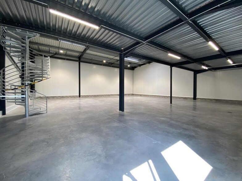 Industrial in Chartres for lease - Building Photo - Image 2 of 19