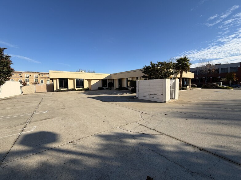 2401 Professional Pky, Santa Maria, CA à vendre - Photo du bâtiment - Image 2 de 3