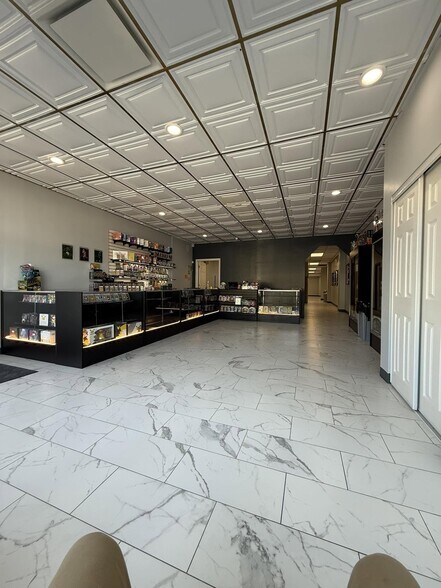 202-206 E Main St, Patchogue, NY à louer - Photo du bâtiment - Image 3 de 8