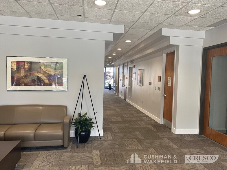 5755 Granger Rd, Independence, OH à louer - Photo intérieure - Image 2 de 7