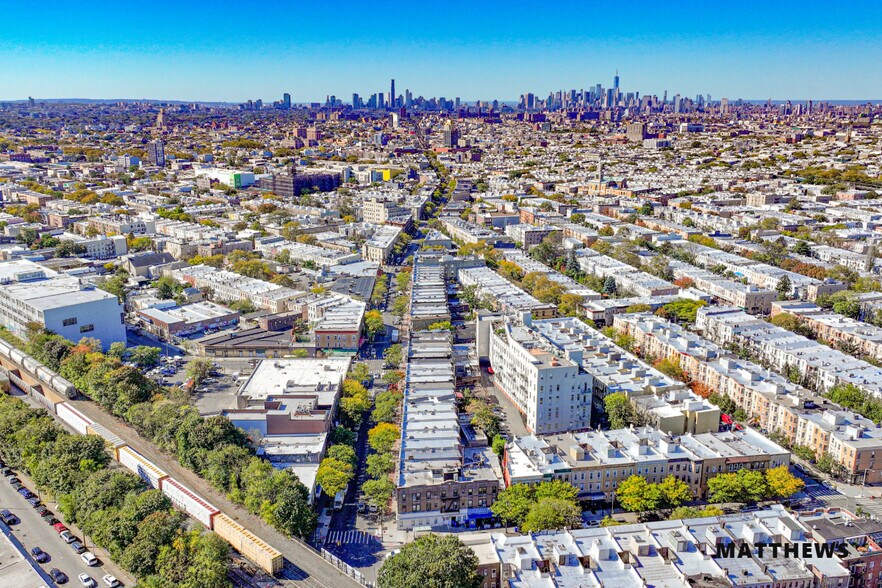 60-83 Myrtle Ave, Flushing, NY à vendre - Photo du bâtiment - Image 2 de 3