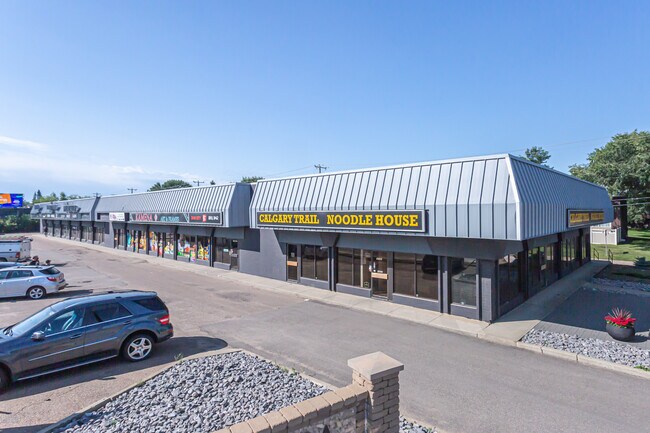 Plus de détails pour 5704-5730 104th St NW, Edmonton, AB - Commerce de détail à louer