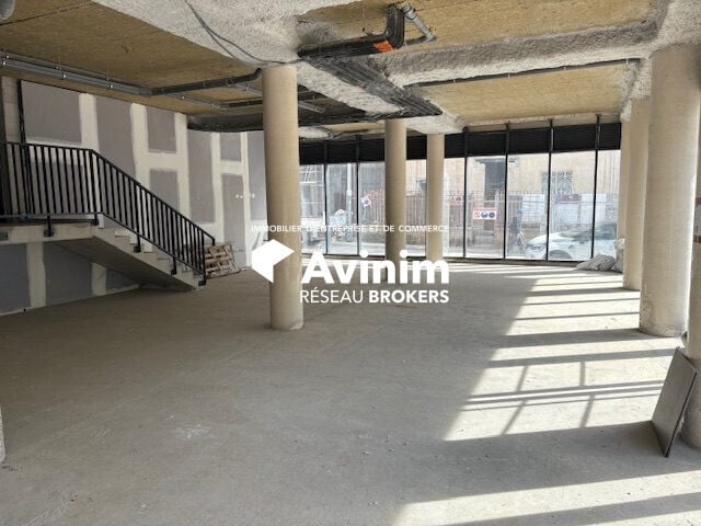 Retail in Marseille for lease - Interior Photo - Image 2 of 5