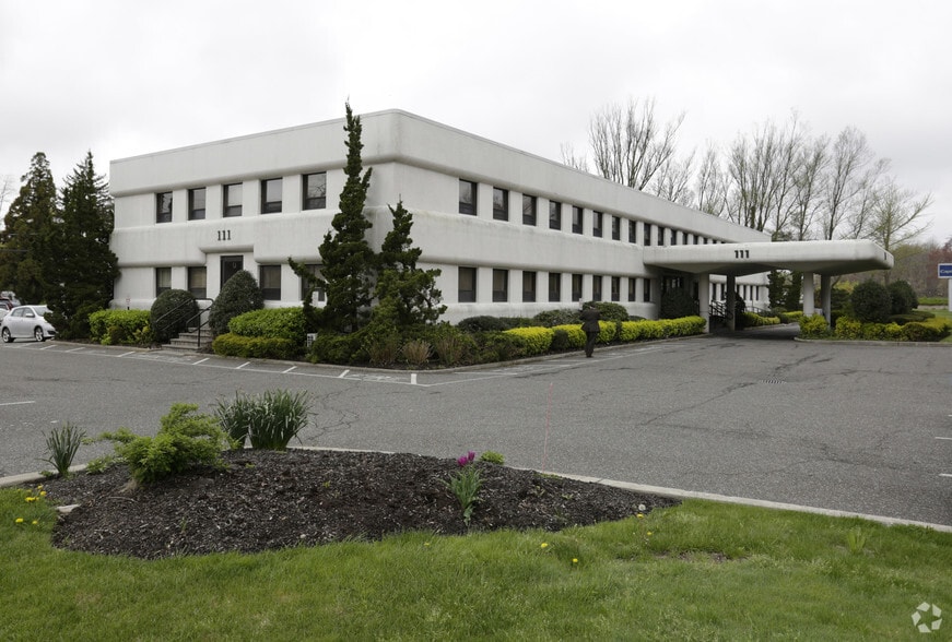 111 Smithtown Byp, Hauppauge, NY for lease - Building Photo - Image 2 of 2