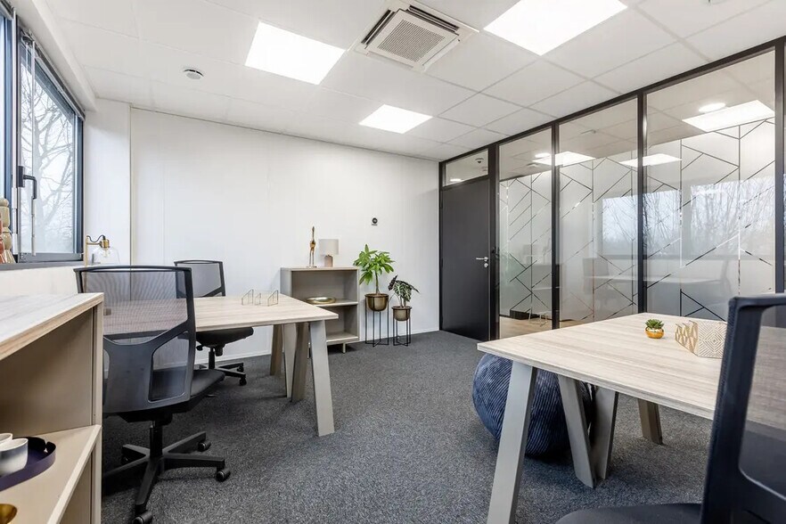 6 Rue Blaise Pascal, Élancourt for lease - Interior Photo - Image 2 of 13