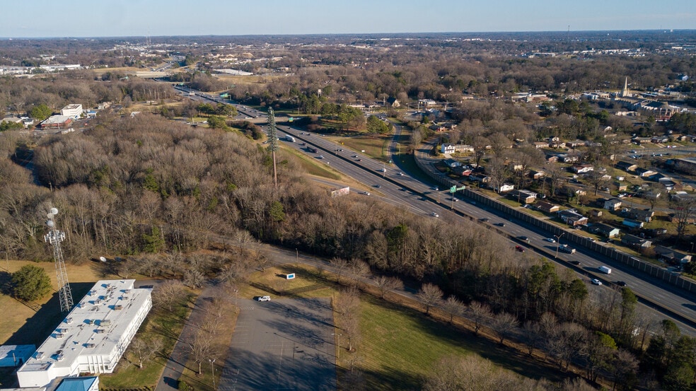 1502 Carrier Dr, Charlotte, NC for sale - Building Photo - Image 3 of 5