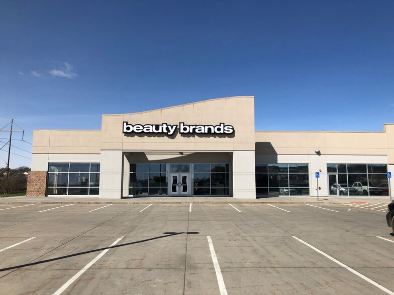 8920 S 71st Plz, Papillion, NE à louer - Photo du bâtiment - Image 2 de 7