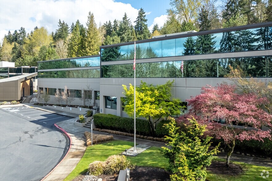 11130 NE 33rd Pl, Bellevue, WA à louer - Photo du bâtiment - Image 2 de 5