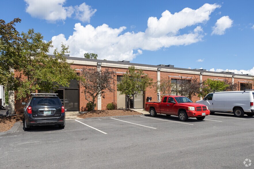 4 Bud Way, Nashua, NH à louer - Photo du bâtiment - Image 2 de 4