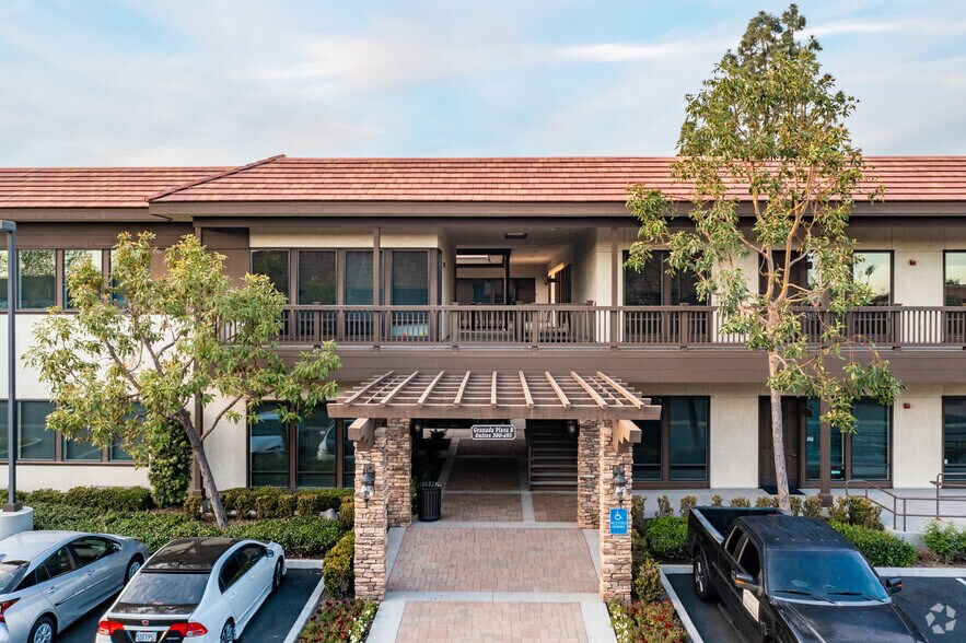 17291 Irvine Blvd, Tustin, CA à louer - Photo du bâtiment - Image 2 de 8