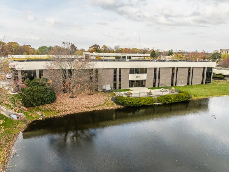 8935 N Meridian St, Indianapolis, IN à louer - Photo du bâtiment - Image 3 de 16