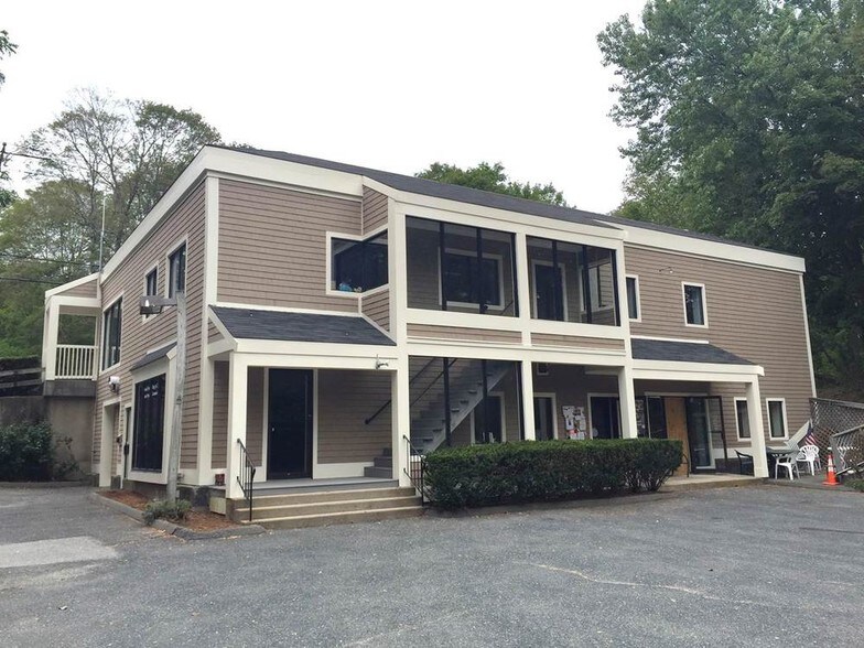 11 S Main St, Sherborn, MA à louer - Photo du bâtiment - Image 3 de 9