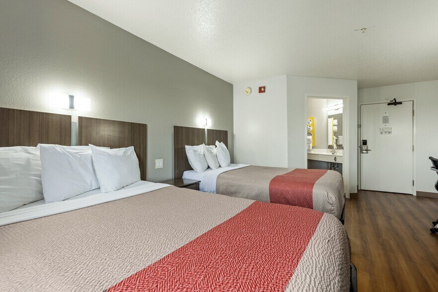 1931 Lacy Dr, Junction City, KS à vendre - Photo du bâtiment - Image 3 de 9