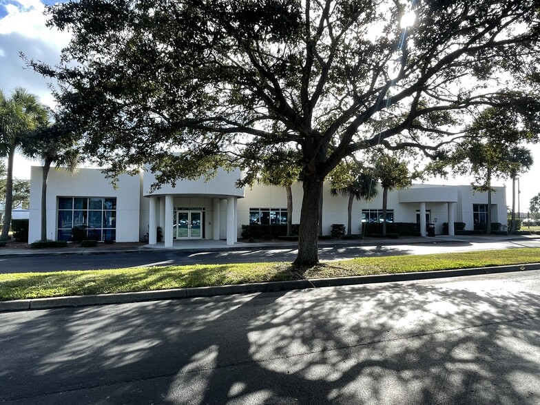 1990 W NASA Blvd, Melbourne, FL à louer - Photo du b timent - Image 1 de 3